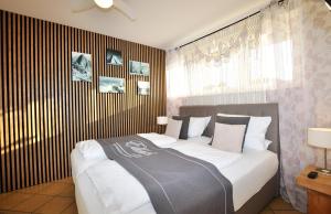 a bedroom with a large bed with white sheets at Elbhus Hamburg in Moorwerder