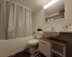 Et bad på Appartement plus Pool, Morgins, Portes du Soleil