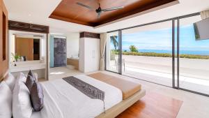 Schlafzimmer mit einem großen Bett und Meerblick in der Unterkunft Lime Samui 10: Perfect for Families and Events in Koh Samui  + 87 Fotos