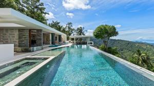einen Infinity-Pool in einer Villa mit Bergen im Hintergrund in der Unterkunft Lime Samui 10: Perfect for Families and Events in Koh Samui 