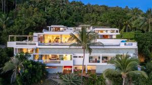 einen Luftblick auf ein großes weißes Gebäude mit Palmen in der Unterkunft Lime Samui 10: Perfect for Families and Events in Koh Samui 