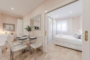een slaapkamer en eetkamer met een bed en een tafel bij ISG Apartments Jose de Velilla Centro Parking in Sevilla