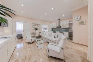 een grote woonkamer met een bank en een tafel bij ISG Apartments Jose de Velilla Centro Parking in Sevilla +36 foto's