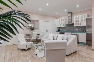 een woonkamer met een witte bank en een tafel bij ISG Apartments Jose de Velilla Centro Parking in Sevilla