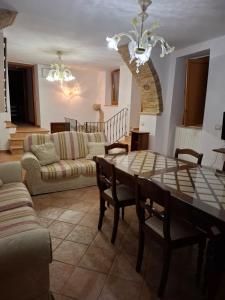 a living room with a table and a couch at Appartamento Ca' di Leo in Assisi
