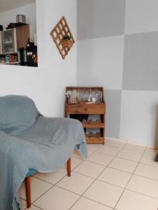 a room with a table with a blanket on a chair at Quarto casal ARENA OPUS in São José