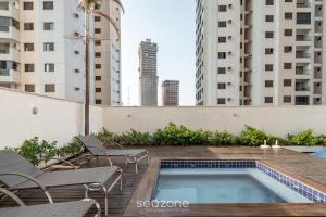 a swimming pool on the roof of a building at BLI - Condomínio completo com academia e piscina em Goiânia in Goiânia