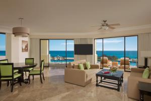 un salon avec vue sur l'océan dans l'établissement Dreams Los Cabos Suites Golf Resort & Spa, à Cabo San Lucas