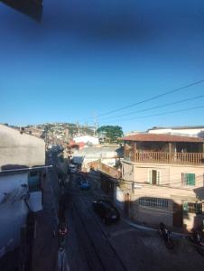 an overhead view of a city street with buildings at Newen Hospedagem in Arraial do Cabo