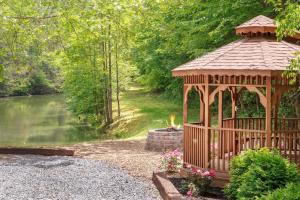 gazebo in legno accanto a un fiume di Trail Head by Stony Brook Cabins a Gatlinburg