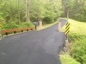 una strada tortuosa con un cartello sul lato di Trail Head by Stony Brook Cabins a Gatlinburg