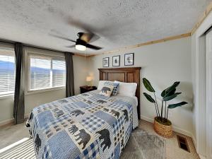 En eller flere senge i et værelse på Mountain Vista - Deer Ridge Mountain Resort E303