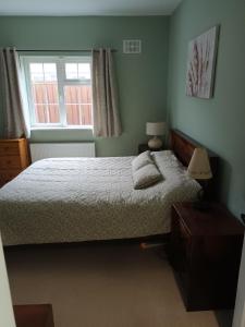 Postel nebo postele na pokoji v ubytování Bungalow in Baltinglass