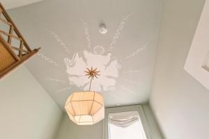 Habitación con una flor pintada en el techo en Hotel Perle, en Nueva Orleans 136 fotos más
