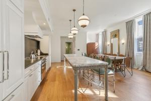 Una cocina y un comedor con mesa y sillas. en Hotel Perle, en Nueva Orleans