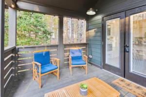 two chairs and a table on a screened in porch at Moonlight at Mentone with Free Internet in Mentone