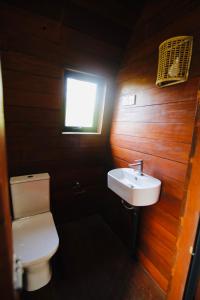 Koupelna v ubytování The Coppers Luxury Glamping Pod Villa with a Private Swimming Pool