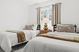 Ένα ή περισσότερα κρεβάτια σε δωμάτιο στο NEW Cozy 3BR Home - Gym, Game Room & Prime Location