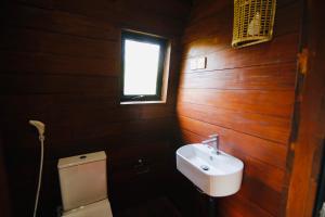 Koupelna v ubytování The Coppers Luxury Glamping Pod Villa with a Private Swimming Pool