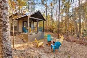 a small cabin with chairs and a table in the woods at Dreamer at Mentone with Free Internet in Mentone