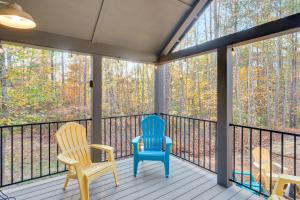 two chairs sitting on a screened porch looking out at the trees at Dreamer at Mentone with Free Internet in Mentone +21 photos
