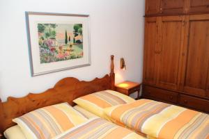 ein Schlafzimmer mit zwei Betten und einem Gemälde an der Wand in der Unterkunft Apartment Eisenhauer in Schluchsee in Schluchsee + 82 Fotos