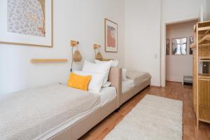 a white room with a couch and a bed at Alster Boho Apartment auf 150qm für bis zu 9 Gäste in Hamburg