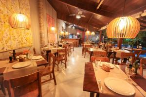 Um restaurante ou outro lugar para comer em Hotel Pousada Coqueiros