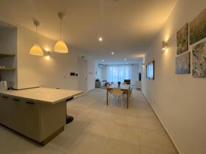 Swieqi Malaika New Apt 4的休息区