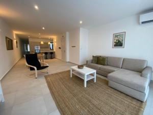 Is-SwieqiSwieqi Malaika New Apt 4的带沙发和桌子的客厅