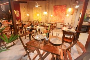 Um restaurante ou outro lugar para comer em Hotel Pousada Coqueiros