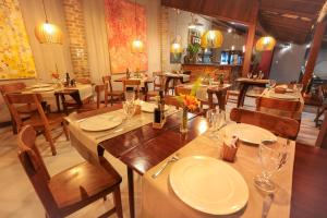 Um restaurante ou outro lugar para comer em Hotel Pousada Coqueiros