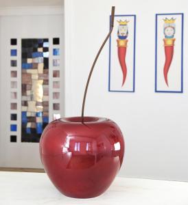 索倫托的住宿－Appartamento Corso Italia 38 C，坐在桌子上的一个红苹果