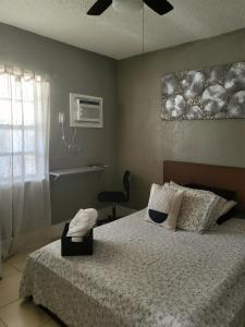 Un dormitorio con una cama y un ventilador de techo. en cozy nice room, en San Petersburgo