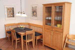 ein Esszimmer mit einem Tisch und einem Schrank in der Unterkunft Apartment Eisenhauer in Schluchsee in Schluchsee