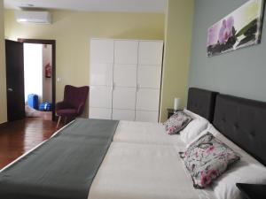 Postel nebo postele na pokoji v ubytování Habitaciones Amelia