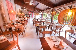 Um restaurante ou outro lugar para comer em Hotel Pousada Coqueiros
