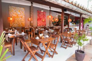 Um restaurante ou outro lugar para comer em Hotel Pousada Coqueiros