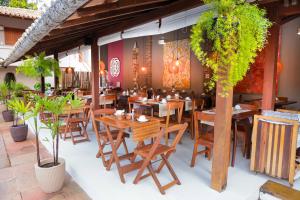 Um restaurante ou outro lugar para comer em Hotel Pousada Coqueiros