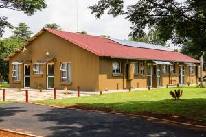 Manna House في فيرينجنغ: منزل اصفر صغير بسقف احمر