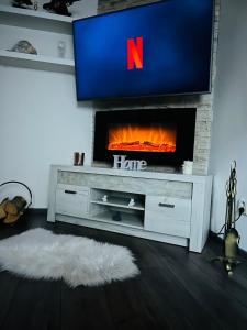 TV a/nebo společenská místnost v ubytování Apartment under the High Tatras + 14 fotografií
