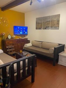 Televisyen dan/atau pusat hiburan di Casa en Piriápolis con piscina Zona céntrica