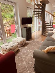un soggiorno con divano e 2 pouf di Bloom Cottage I - Sintra montain a Sintra Altre 23 foto