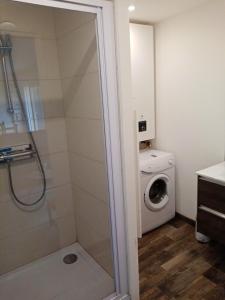 シャンブリにあるMaison neuve 2 chambresのシャワーと洗濯機付きのバスルーム