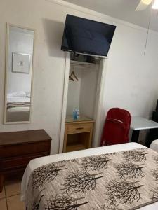 Postel nebo postele na pokoji v ubytování Sunshine Motel
