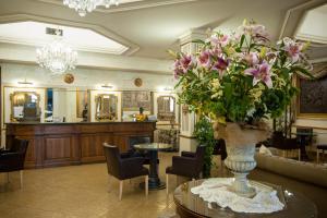 a vase of flowers on a table in a living room at Hotel Vandelli in Pavullo nel Frignano