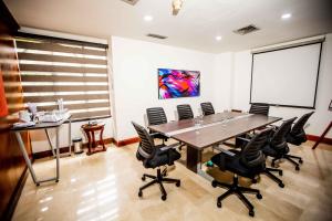 a conference room with a large table and chairs at Hotel Dann Carlton Cali in Cali