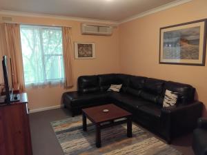 Χώρος καθιστικού στο Lakes Entrance Holiday Units