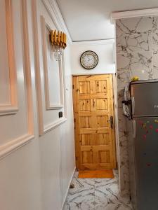 una cocina con una puerta y un reloj en la pared en Dar Igri, en Ourika