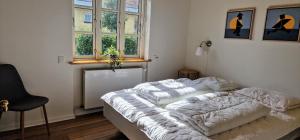 MarstalにあるPilehusetのベッドと窓のある寝室